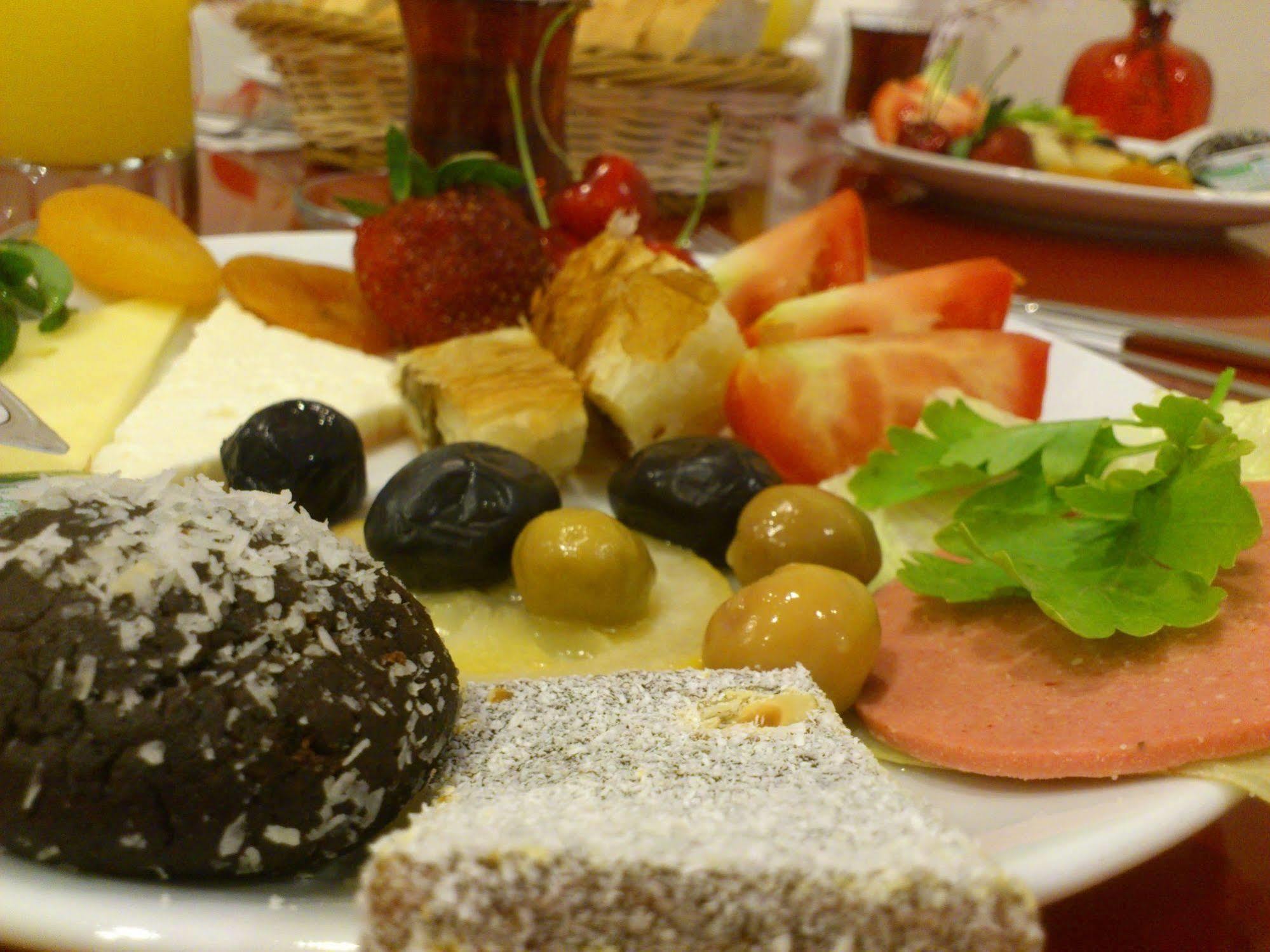 Pera Main Hotel Istanbul Bagian luar foto