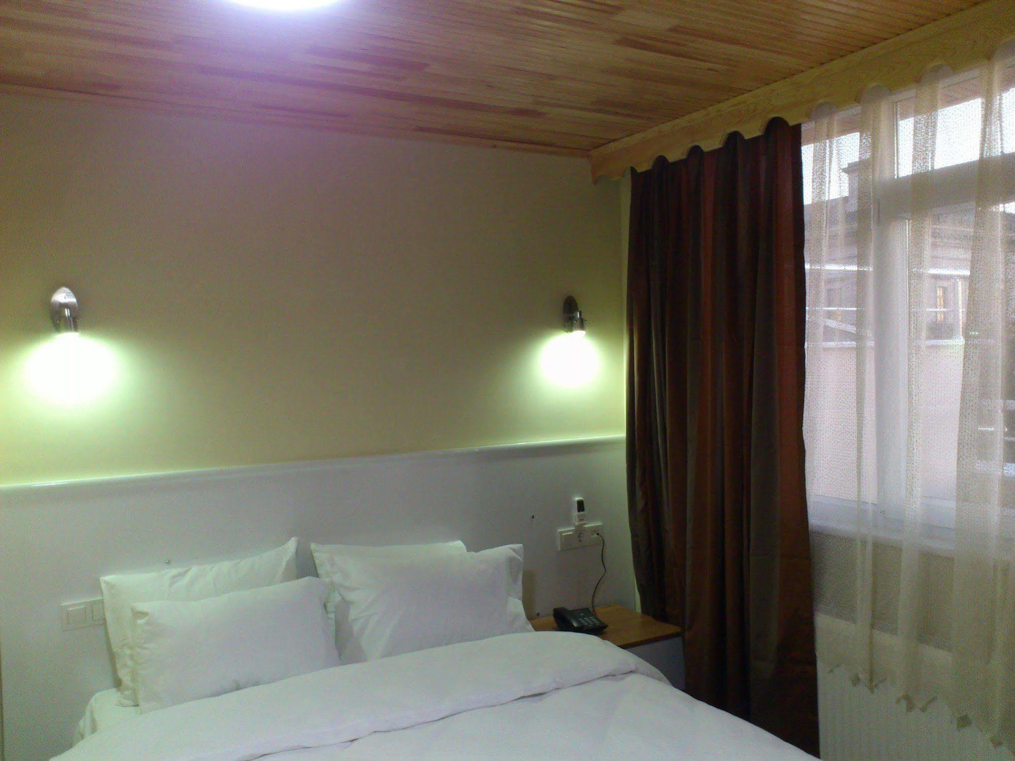 Pera Main Hotel Istanbul Bagian luar foto